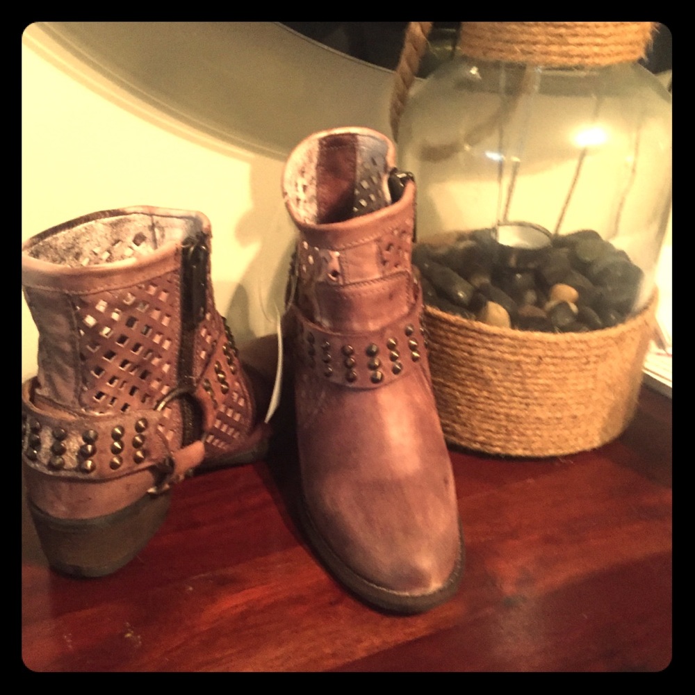 Very Volatile women’s deluxe leather ankle booties